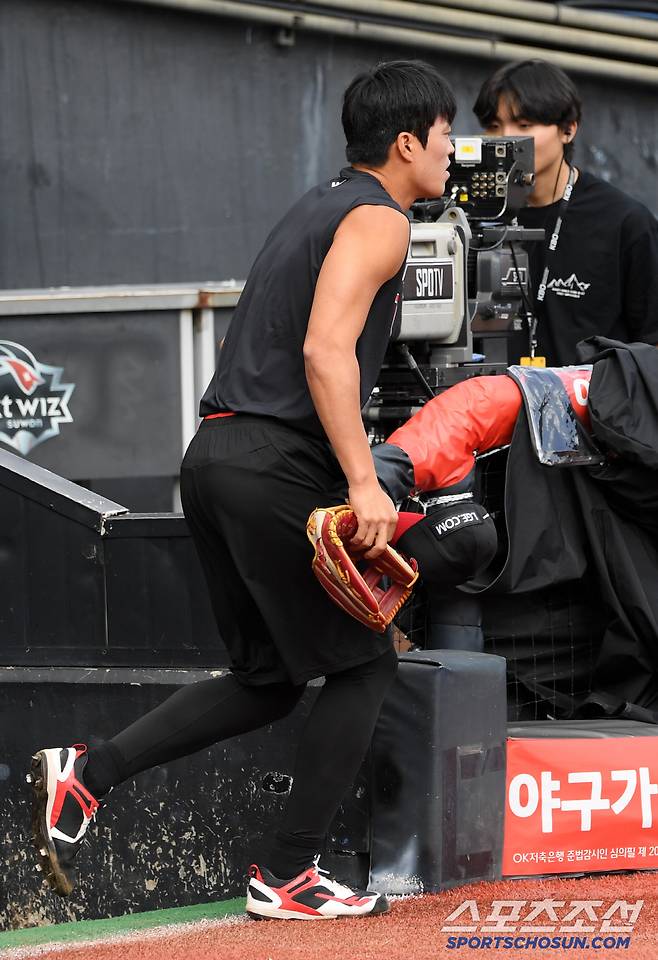 늦었다는 생각에 천성호는 외야를 향해 달려나갔다.