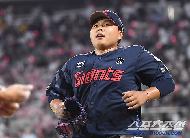 12일 수원 KT위즈파크에서 열린 롯데-KT전. 4회말 실점 위기를 넘긴 박진이 기뻐하고 있다. 수원=정재근 기자 cjg@sportschosun.com/2025.6.12/