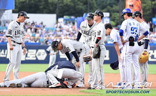 26일 대구 삼성라이온즈파크에서 열린 삼성과 한화의 경기. 1회 수비 도중 삼성 양도근과 충돌하며 부상을 당한 한화 채은성 1루수. 대구=송정헌 기자songs@sportschosun.com/2025.06.26/