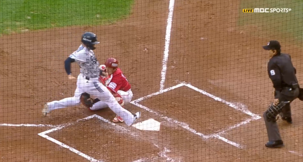 홈으로 들어올 당시의 김재환 모습. ⓒMBC스포츠 플러스 중계화면 캡처