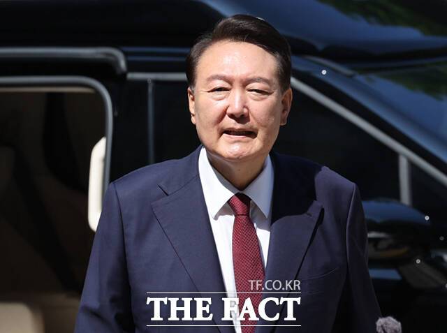 3대 특검(내란·김건희·채상병) 수사가 본격화하면서 국민의힘 내부에서는 당에 미칠 영향을 우려하는 목소리도 커지고 있다. 사진은 윤석열 전 대통령이 23일 오전 서울 서초구 서울중앙지방법원에서 내란 우두머리 혐의 사건 8차 공판에 출석하고 있는 모습. /사진공동취재단
