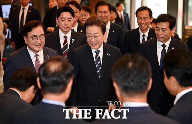 이재명 대통령이 26일 서울 여의도 국회에서 열린 추가경정예산안 시정연설을 위해 들어서며 국회 관계자들과 인사하고 있다. /국회사진기자단