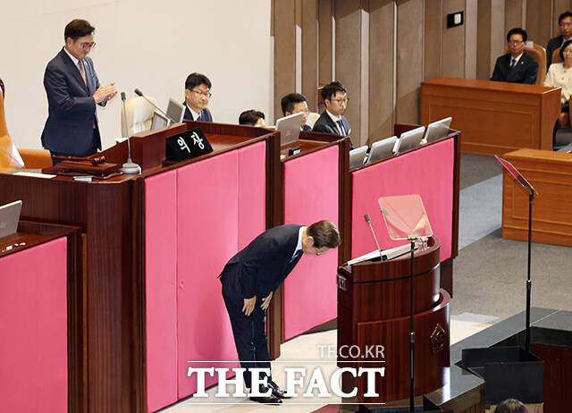 이재명 대통령이 26일 국회에서 2025년도 제2회 추가경정예산안에 대해 시정연설을 한 후 인사하고 있다. /국회사진기자단