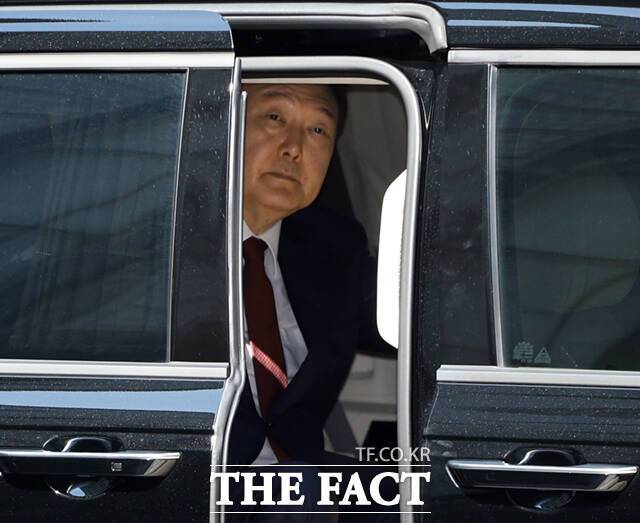 내란 우두머리 혐의를 받는 윤석열 전 대통령이 특별검사의 출석 요구에 지하 출입이 불가능하면 조사에 응할 수 없다고 밝혔다. 윤석열 전 대통령이 지난 23일 오전 서울 서초구 서울중앙지방법원에서 내란 우두머리 혐의 사건 8차 공판에 출석하고 있다. /사진공동취재단