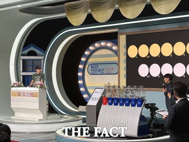 26일 진행된 연금복권 추첨생방송 '720 Day'에서 참관인이 테스트에 참여하고 있다. /문화영 기자