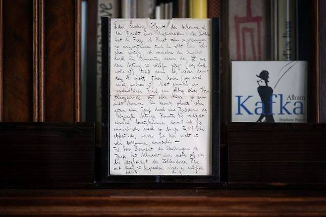 카프카는 체코 프라하에서 나고 자라 독일어로 글을 썼다. 제1차 세계대전 이후 몇 년간 히브리어 수업을 들으며 팔레스타인 이주를 구상했으나 1924년 폐결핵으로 숨졌다. AFP·연합뉴스