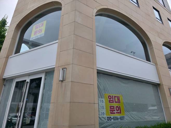 의류 브랜드 타미힐피거가 입점해 있던 가로수길의 상가가 수개월째 공실로 남아있다. 최영찬 기자