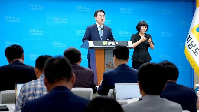 김영록 전라남도지사가 26일 오전 도청 브리핑룸에서 민선 8기 출범 3주년 기자회견문을 발표하고 있다. 전남도 제공