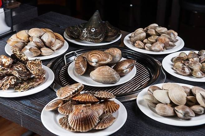 비브리오패혈증 예방을 위해 어패류는 5도 이하에서 저온 보관하고, 조리 전에는 해수가 아닌 흐르는 수돗물로 깨끗이 세척해야 한다. 게티이미지