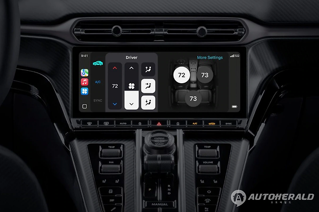 애스턴마틴에 최초 탑재된 애플 카플레이 울트라(CarPlay Ultra), 스마트폰 미러링에 그치지 않고 차량의 계기반과 유사한 정보, 공조 장치를 제어할 수 있는 기능이 포함됐다. (애스턴마틴)