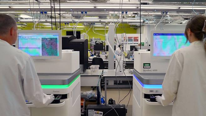 인간 DNA 해독에 사용됐던 기계들이 곧 DNA 일부의 합성에 사용될 수도 있다