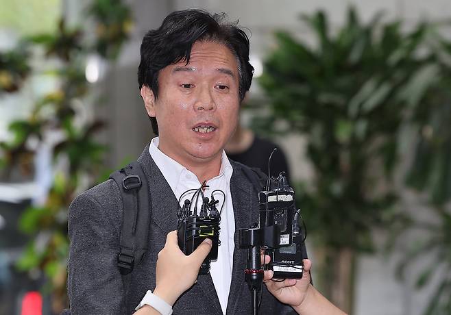 철도 기관사 출신 김영훈 고용노동부 장관 후보자가 24일 오후 서울 중구 서울지방고용노동청 인사청문회 준비 사무실로 출근하며 취재진 질문에 답하고 있다. /뉴스1