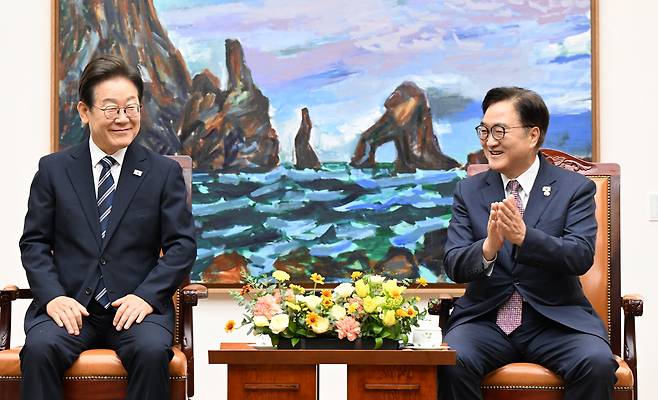 이재명 대통령이 26일 국회에서 추가경정예산 시정연설에 앞서 우원식 국회의장과 환담하고 있다. /연합뉴스