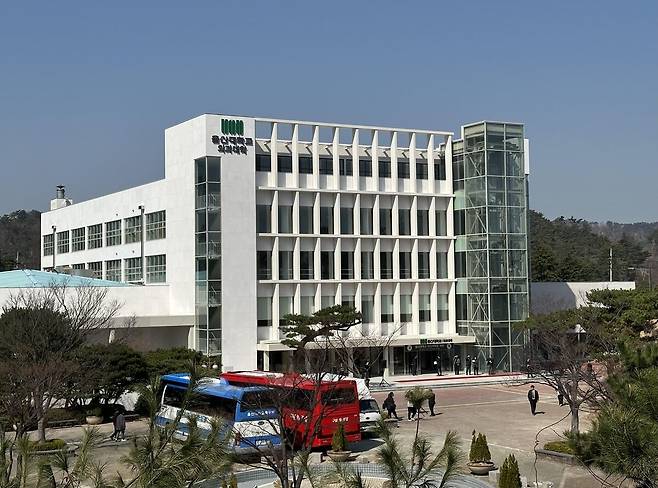 울산 동구 옛 한마음회관을 리모델링해 개관한 울산의대 교육 공간인 '아산의학관’. /연합뉴스