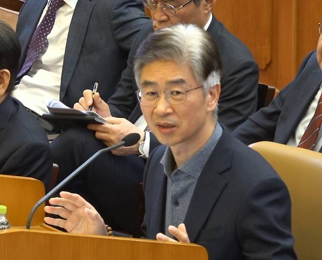 김봉식 전 서울경찰청장이 지난 2월 서울 종로구 헌법재판소에서 열린 윤석열 대통령 탄핵심판 8차 변론에서 발언을 하고 있다. /뉴스1