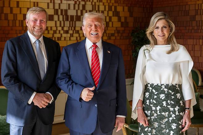 트럼프 대통령이 25일 빌럼 알렉산더르 네덜란드 국왕, 막시마 왕비와 만나 환하게 웃고 있다. 국왕 부부는 헤이그의 왕궁 한 곳을 트럼프가 묵을 수 있게 했다. /AP 연합뉴스