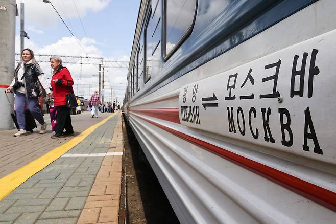 25일 평양-모스크바 여객 열차가 러시아 야로슬라프스키 기차역에 도착하고 있다. 평양과 모스크바를 잇는 열차 운행이 코로나19 팬데믹으로 인해 5년 동안 중단되었다가 재개되었다./TASS 연합뉴스