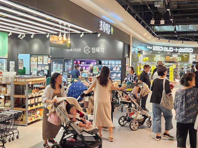 26일 오전 경기도 고양시 일산서구 스타필드 마켓 킨텍스점을 찾은 고객들이 매장 곳곳을 둘러보고 있다. /정재훤 기자