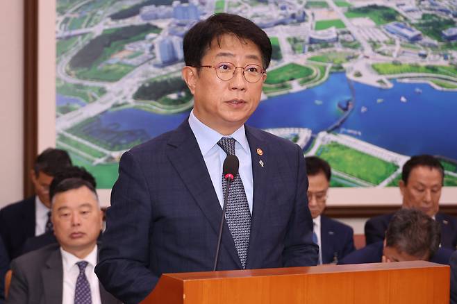 박상우 국토교통부 장관이 26일 국회 국토교통위원회 전체회의에서 전세사기 유형 및 피해 규모 등에 관해 보고하고 있다. /연합뉴스