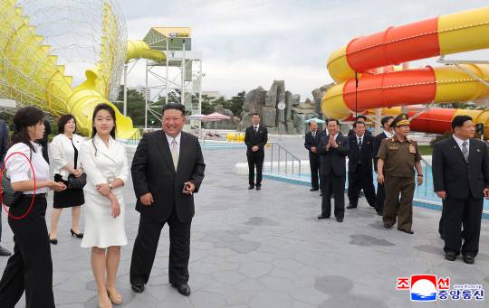 김정은 북한 국무위원장이 지난 24일, 아내 리설주, 딸 주애와 함께 원산갈마해안관광지구 준공식에 참석했다. 연합뉴스