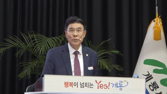 이응우 계룡시장이 26일 취임 3주년을 맞아 언론인 간담회를 열고 3년간의 시정 성과와 향후 시정 운영 방향에 대해 발언하고 있다. 정종만 기자