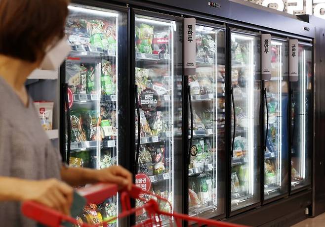 서울 한 대형마트에서 시민이 냉동만두를 살펴보고 있다. ⓒ뉴시스