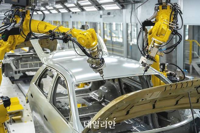 HMGMA 차체 공장에서 아이오닉 5가 생산되는 모습.ⓒ뉴시스