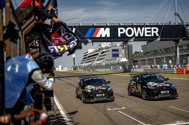 도요타 경주팀(도요타 가주 루키 레이싱)의 GR 야리스 차량이 22일(현지 시간) 오후 뉘르부르크링 24시간 내구 레이스를 완주하고 결승점을 통과하고 있다. 도요타코리아 제공