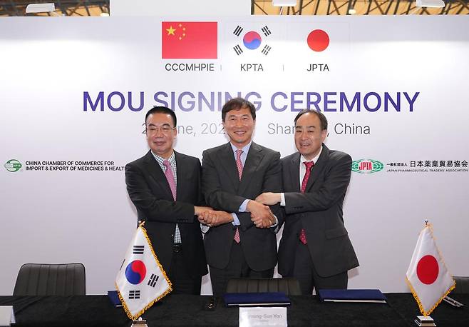 한국의약품수출입협회, 중국의약보건품진출구상회, 일본의약품수출입협회는 지난 25일 CPHI CHINA 전시장 내 한국관 홍보부스에서 3국 간 양해각서(MOU)를 체결했다. 한국의약품수출입협회 제공