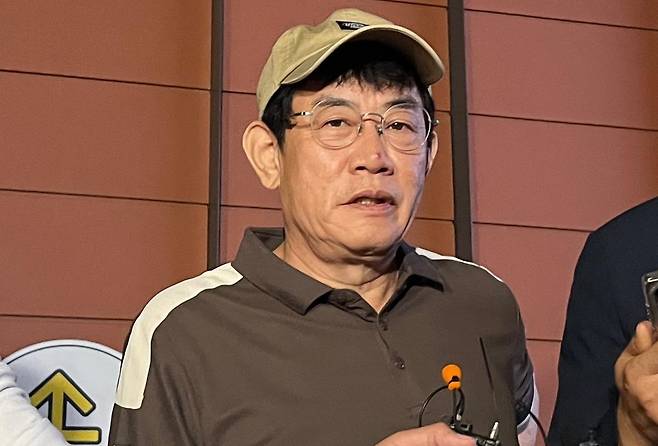 코미디언 이경규가 24일 오후 11시 45분경 서울 강남경찰서에서 약물 운전 혐의와 관련한 조사를 마친 뒤 취재진의 질문에 답하고 있다. 뉴스1