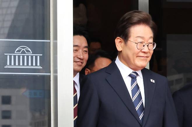 이재명 대통령이 26일 서울 여의도 국회에서 추가경정예산 시정연설을 마친 뒤 본청을 나서고 있다. 국회사진기자단