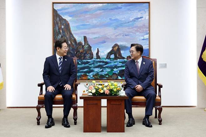 이재명 대통령이 26일 서울 여의도 국회에서 2025년도 제2회 추가경정예산안에 대한 정부의 시정연설에 앞서 우원식 국회의장과 사전환담을 나누고 있다. 국회의장실 제공