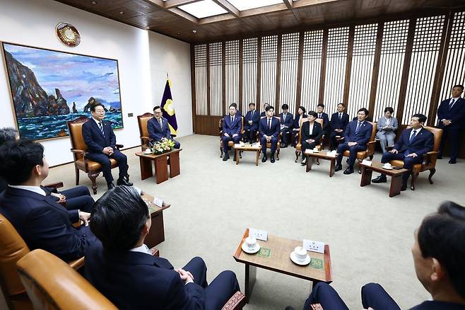 이재명 대통령이 26일 서울 여의도 국회에서 2025년도 제2회 추가경정예산안에 대한 정부의 시정연설에 앞서 우원식 국회의장과 사전환담을 나누고 있다. 국회의장실 제공