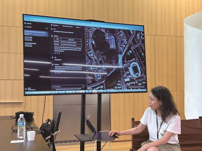 샛챗을 보여주는 텔레픽스 함선정 상무. 어린이과학동아 제공