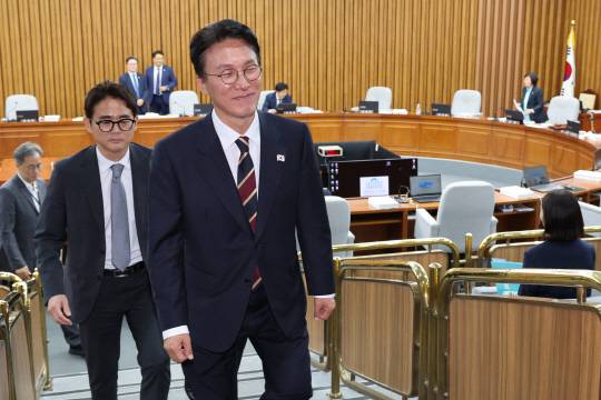 김민석 국무총리 후보자가 25일 국회 본청에서 자료 제출 등을 둘러싼 여야 대립으로 인사청문회 속개가 지연되자 후보자석을 잠시 떠나고 있다.<연합뉴스 사진>