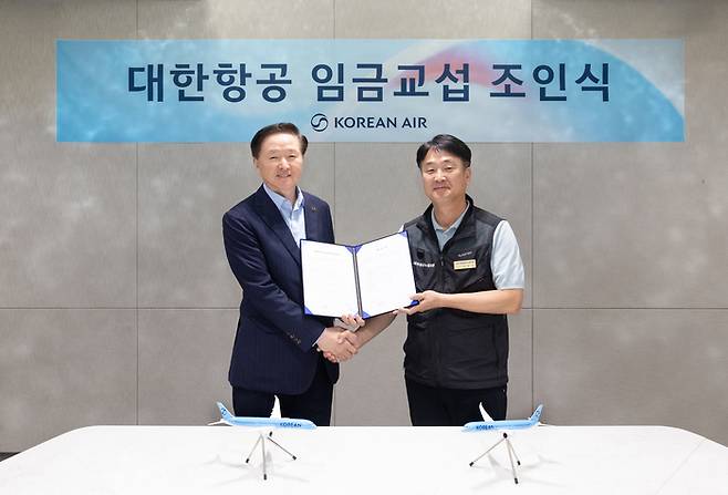 우기홍 대한항공 부회장(왼쪽)과 조영남 대한항공 노동조합위원장