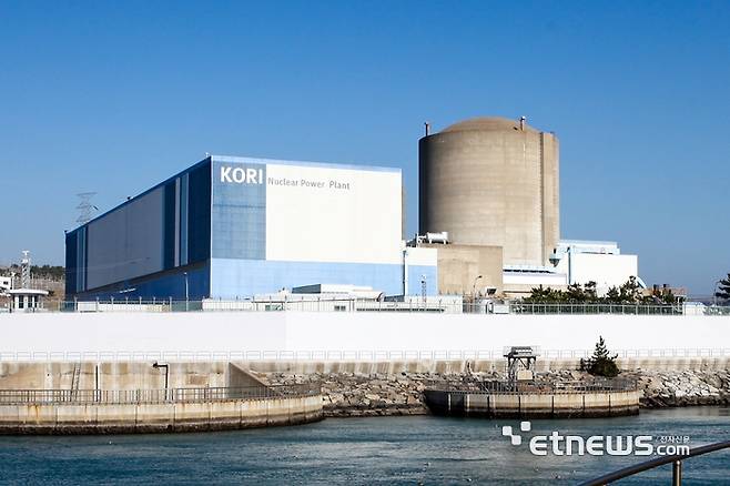 고리1호기가 가동을 멈춘지 8년여만에 해체 절차에 들어가 오는 2037년 완전히 사라지게 된다.