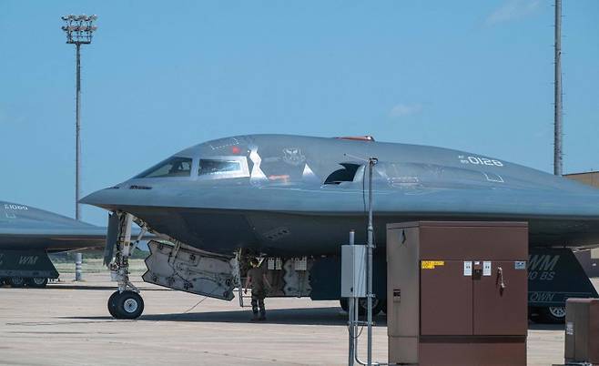 지난 23일(현지시간) 미 공군이 공개한 사진에서 미주리주 화이트먼 공군기지에서 하루전 이란 핵시설을 공습했던 B-2 '스피릿' 폭격기 1대에 대한 점검이 진행되고 있다.AFP연합뉴스