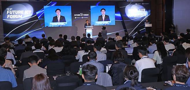 제16회 퓨처ICT포럼이 파이낸셜뉴스와 과학기술정보통신부는공동 주최로 26일 서울 여의도 콘래드 호텔에서 '변화의 시대, AX 생존전략'을 주제로 개최됐다. 유상임 과학기술정보통신부 장관이 환영사를 하고 있다. 사진=박범준 기자