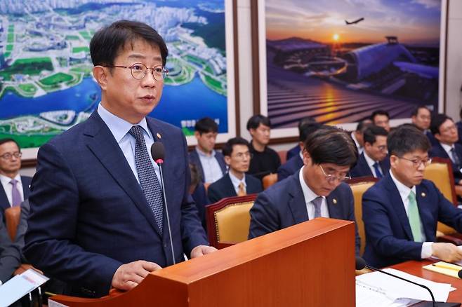 박상우 국토교통부 장관이 26일 서울 여의도 국회에서 열린 제426회국회(임시회) 국토교통위원회 제2차 전체회의에서 전세사기 유형 및 피해 규모 등에 관한 보고를 하고 있다. 뉴스1
