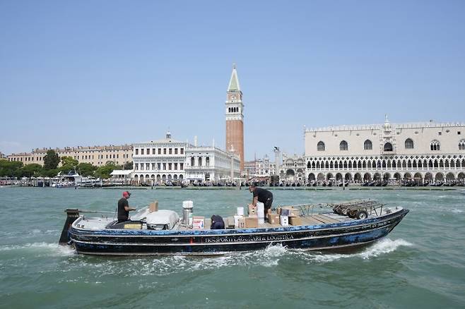 이탈리아 베니스의 세인트 마크 광장 앞에서 제프 베조스와 로렌 산체스의 결혼식 행사 물품을 실은 보트가 26일 행사장으로 향하고 있다. AP 연합뉴스