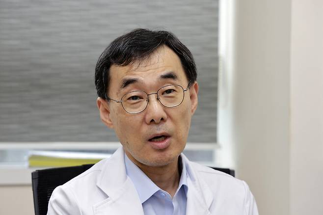 20일 오후 경기 성남시 분당구 야탑동 분당차병원에서 내분비내과 김수경 교수가 ‘한겨레’와 인터뷰를 하고 있다. 김 교수는 중증 당뇨병 환자는 자기혈당측정(손끝에 채혈해서 검사하는 것)만으로는 본인조차 그 상태를 정확히 파악하기 어렵다고 지적했다. 김명진 기자 littleprince@hani.co.kr