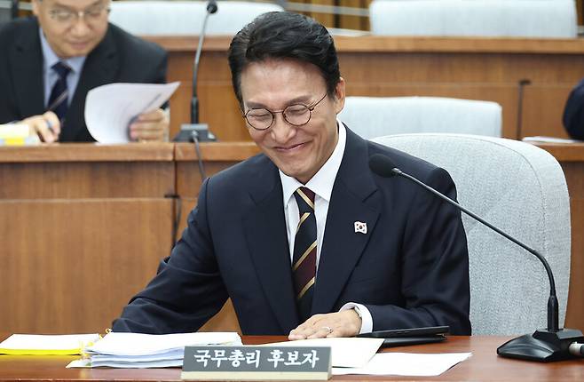 김민석 국무총리 후보자가 25일 국회에서 열린 인사청문회에서 동료 의원들과 인사한 뒤 웃고 있다. 윤운식 선임기자 yws@hani.co.kr