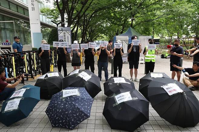 지난해 8월2일 오후 서울 여의도 금융감독원 들머리에서 해피머니 피해자모임 소비자들이 피해자 구제 대책을 촉구하고 있다. 김봉규 선임기자 bong9@hani.co.kr