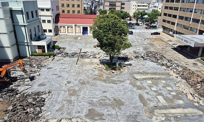 26일 충북도청 본관~신관 사이 중앙 광장이 공사판으로 변했다. 애초 이곳은 정원·주차 공간이었지만 충북도는 이곳에 잔디 광장을 조성할 참이다. 오윤주 기자