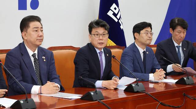 더불어민주당 진성준 정책위의장(왼쪽 두번째)이 24일 국회에서 열린 원내대책회의에서 발언하고 있다. 왼쪽은 김병기 당 대표 직무대행 겸 원내대표. 연합뉴스