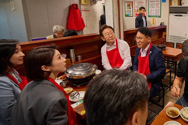 이재명 대통령이 26일 오후 서울 용산 대통령실 앞 대구탕 집에서 대변인실 안귀령, 전은수 부대변인 및 황인권 경호처장 등과 함께 점심식사를 하고 있다. 대통령실 제공