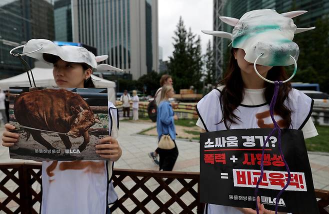 동물해방물결과 ‘동물을 위한 마지막 희망’은 2025년 6월26일 오전 서울 종로구 보신각 앞에서 소싸움 폐지를 촉구하는 시민행동을 열었다.