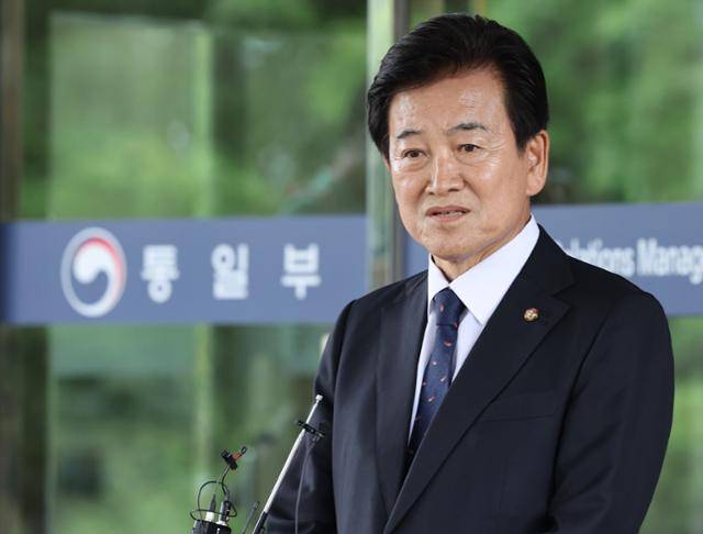 정동영 통일부 장관 후보자가 24일 서울 종로구 남북관계관리단에 마련된 인사청문회 준비사무실로 들어서며 취재진의 질문에 답하고 있다. 연합뉴스