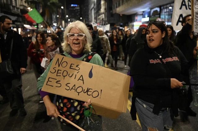 2023년 6월 말, 물 부족 국가비상사태를 맞게 된 우루과이 수도 몬테비데오 시민들이 사태의 원인이 "가뭄 탓이 아니라 약탈 탓"이라는 피켓을 들고 시위를 벌이고 있다. AFP 연합뉴스